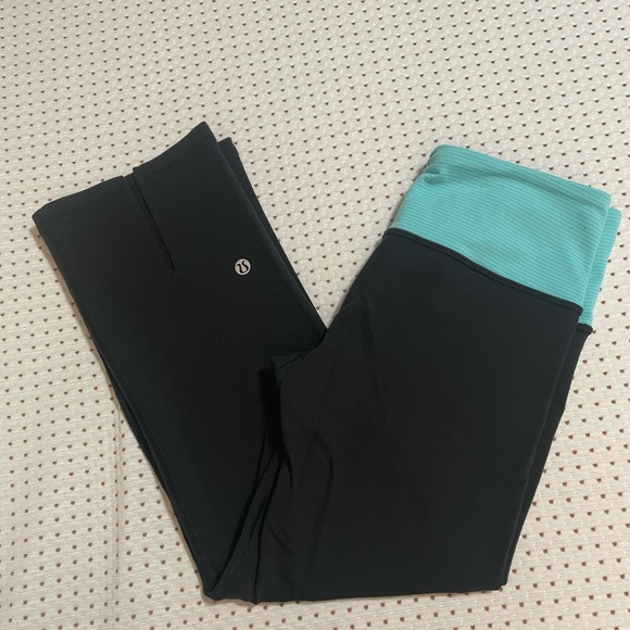 Women 💙🖤Lululemon Gather & Crow Crop
Black/Tonka Stripe Angel Blue, size 4 - Picture 9 of 11